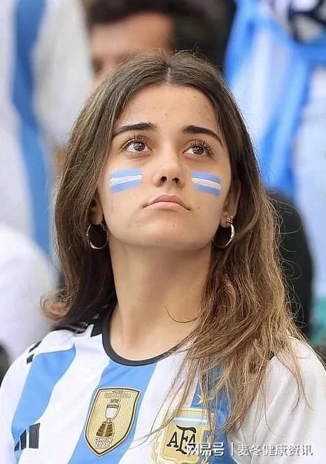 阿根廷女球迷豪迈庆祝